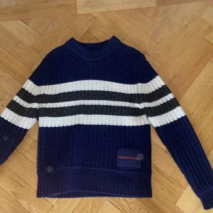 Calvin Klein tröja  - Säljer min stickade Calvin Klein tröja. Otroligt varm och mysig för vintern. Nypris 1499kr. Storleken S 