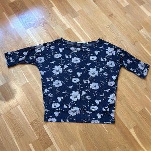 Snygg blommig topp, House of Lola, L - Snygg topp i mycket fint skick, Grå med beige blommor/mönster, strl L, House of Lola