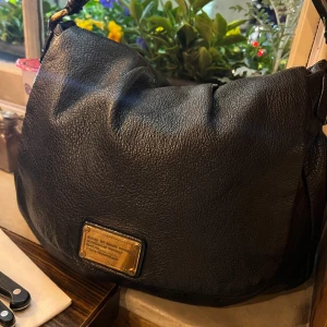 Marc Jacobs Väska - INTRESSEKOLL på min fina Marc Jacobs väska som får plats med så mycket. Perfekt till skolan. Långa justerabar band följer med. Har små defekter som inte syns men kan skicka privat. Några frågor? Skriv gärna priva