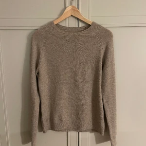 Only stickad - Superfin stickad tröja från only, endast använd få gånger, helt oskadd och i väldigt fint skick, storlek s man passar även xs☺️