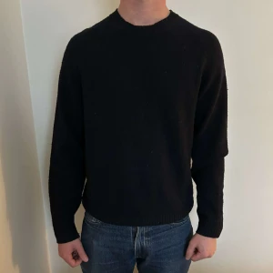Stickad Uniqlo sweatshirt - Assnygg uniqlo sweatshirt. Utmärkt kvalité som används enstaka gånger. Storlek M. Jag är 185 och den sitter utmärkt. Kontakta gärna vid frågor samt behov av fler bilder.