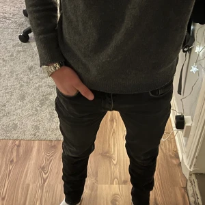 J.Lindeberg jeans - Snygga jeans från j.Lindeberg i storleken 30/34 i cond 9/10 inga fel eller skador modellen är 184 och väger 80kg. Skriv gärna vid funderingar