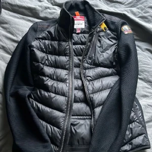 Parajumper jacka  - Säljer nu en parajumper cardigan i fint skick använd ett tag har en liten flaw i ryggen annars e den felfri| skriv vid frågor 