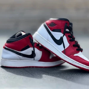 Air Jordans 1 mid (gs) Chicago - Röda jordans använt skick (gamla bilder), trasiga vid ett ställe på ena skon inget man tänker på inget som stör funktionen nypris varierar men ganska dyra därav pris🤍