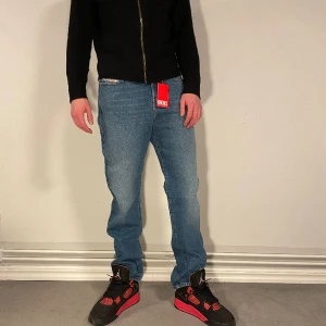 Diesel jeans  - 13. Hej! Säljer nu dessa helt nya diesel jeans. Modellen är 184cm Nypris 1699