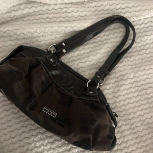 Tommy hilfiger väska - En fin Tommy hilfiger väska svart brun Köparen står för frakt 