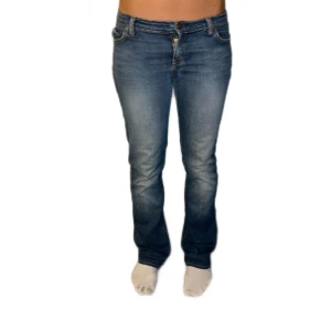 Lågmidjade jeans - lågmidjade blåa jeans från blue cult i strl 29. modellen är 162. 