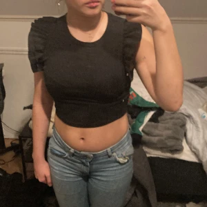 Spets topp från zara - En väldigt fin topp från zara med spets i storlek s, kom privat för mer bilder och frågor,  köpt för 119 original pris, fint skick🩷