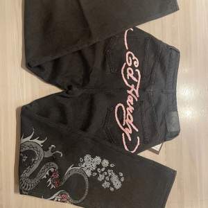 Helt nya oanvända ed hardy jeans. Nypris för liknande jeans är ca 1400kr. Storlek S, passar mig i längden som är 175.  Mått:  Midja: 33cm Innerben: 79cm Ytterben: 111cm Skicka pm eller prisförslag vid intresse 💖