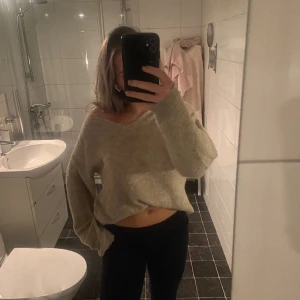 Stickad tröja - Säljer min jättegosiga beigea stickad tröja