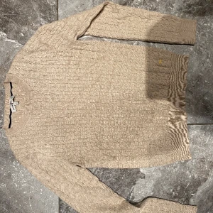 Tröja stl.S - Beige tröja i storlek S från Hampton Republik. Fina mönster. Säljes pga stor garderobrensning. Kika gärna på mina andra annonser, säljer mycket. Samfraktar gärna:)