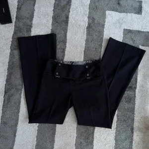 Kostymbyxor - Sjukt najs kostymbyxor med väldigt cool detalj upptill. Dragkedjan är dock rätt seg, men går att ha utan dragkedjan helt knäppt då ”bältdetaljen” täcker och fungerar som knapp. Går även att få upp dragkedjan om man lirkar lite. Jag är ca 170