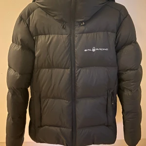 Sail racing Jacka - Säljer nu min vinterjacka då jag har en ny. Den är i storlek M och köptes på stadium förra vintern. Nypris är 4200kr.  Jackan är i använt men gott skick.