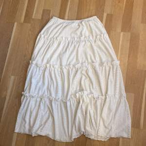 Super söt lång kjol från shein som tyvärr var för kort🙁❤️ den är aldrig använd bara testad❤️