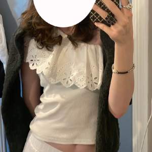 En vit sommar topp som har en blommig volang, jätte fin att ha på sommaren med en lång kjol den är storlek xs köpte den för 180 kr från zara 💗