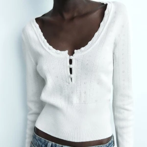 Vit stickad tröja - Vit stickad tröja från Zara med fina detaljer. Som ny, aldrig använd💓