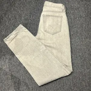 Låg midjade gråa jeans ifrån Gina tricot i Stl 34. Säljer pågrund av att dom inte passar. Helt oanvända och inga tecken på användning. Nypris 499kr 💖