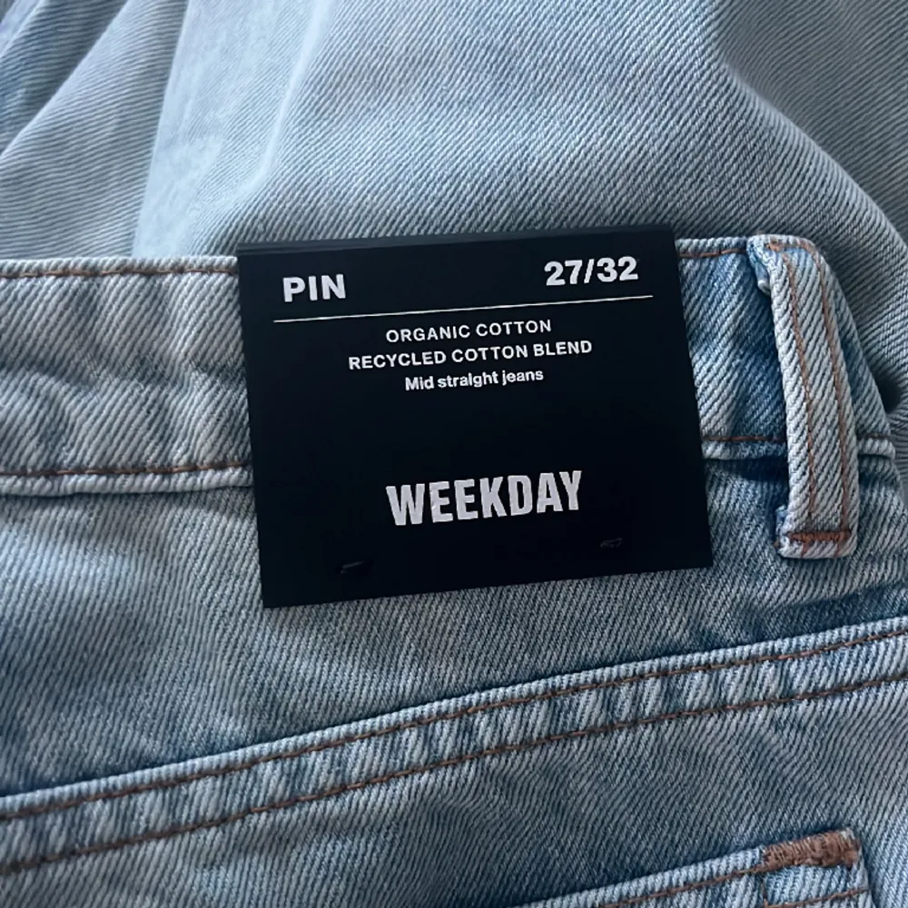 Lågmidjade blåa jeans från weekday, aldrig använda, lappen är kvar. (Frakt tillkommer) 💘💕💓. Jeans & Byxor.