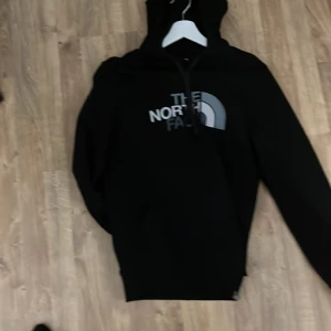 The north face hoodie - Tröjan är använd ett fåtal gånger och inprinsip i nyskick!