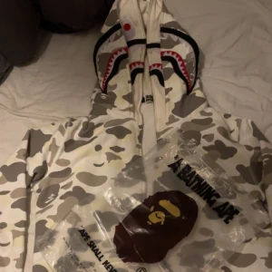 BAPE Glow In Dark dubbel Hood - Riktigt cool bape hoodie med dubbla luvor. Lyser även i mörkret. Storlek medium och har skön passform på mig som är 180cm. Skriv till mig för mer frågor.