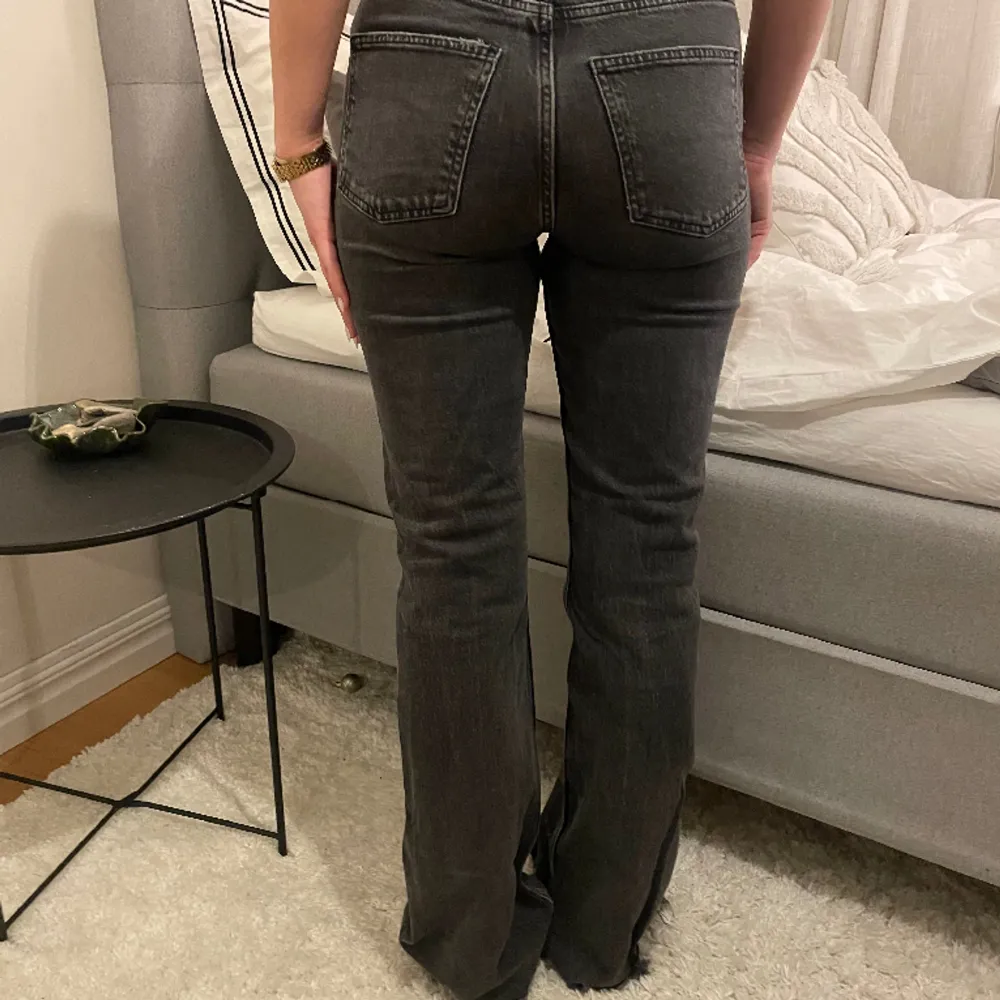 Dessa grå/svarta jeansen är i storlek 38 och säljs då de inte längre kommer till användning. Jag skulle påstå att dessa jeans i midwaist. . Jeans & Byxor.