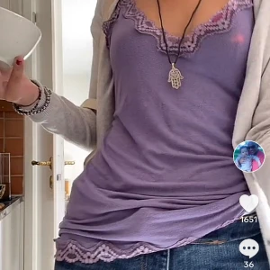 Lila linne - Jätte gulligt lila linne med spets på straps och på botten. Älskar denna men kommer inte till användning längre💞