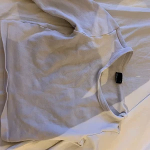 Vit tjock tröja  - Vit rätt så tjock tröja går till midjan 