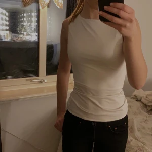 Topp - Topp från Vero Moda som går att ha båda hållen! Köpt i höstas och använd 1 gång🩷