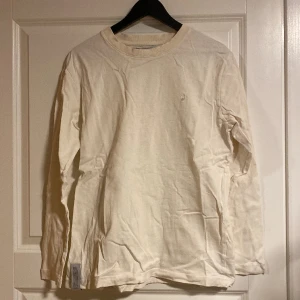 Långärmad  - Någon form av naturvit???, iaf otroligt snygg långärmad perfekt till allt eller till layers, snygg bas tröja från Gina lab💗