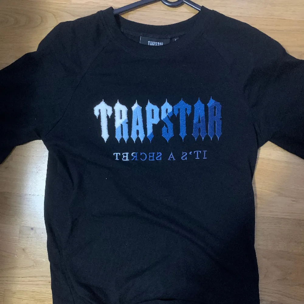 Trapstar tshirt från en märkes secondhand i London, köptes 2021. Knappts använd sen dess. Är i Medium men skulle säga passar S-L. T-shirts.