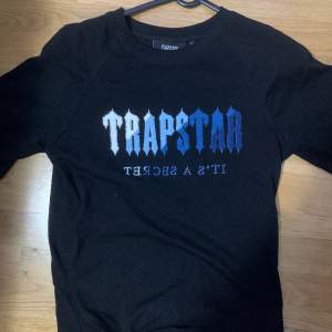 Trapstar tshirt från en märkes secondhand i London, köptes 2021. Knappts använd sen dess. Är i Medium men skulle säga passar S-L
