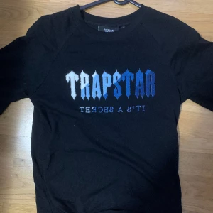 TRAPSTAR TEE - Trapstar tshirt från en märkes secondhand i London, köptes 2021. Knappts använd sen dess. Är i Medium men skulle säga passar S-L
