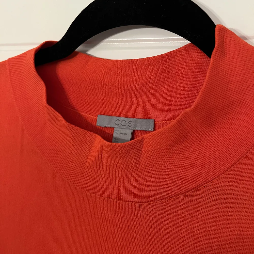 Festlig härlig orange COS blus med två nivå av volanger. Stilren och chic. . Blusar.