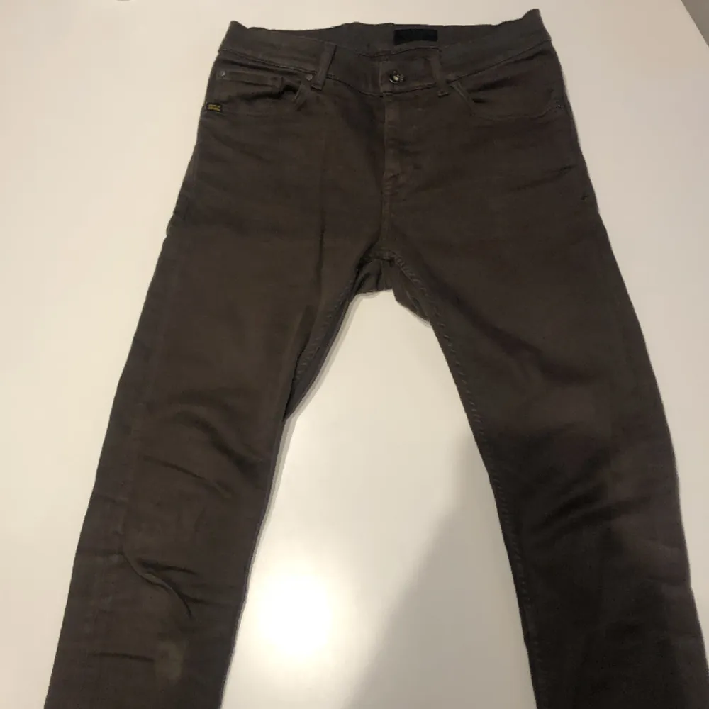 Bruna Jeans från Tiger of Sweden i modellen Evolve. Passformen är slim/skinny i storlek 29/32. Jeansen har en slitning precis under höger knä (kan ses på första bilden). Jeans & Byxor.