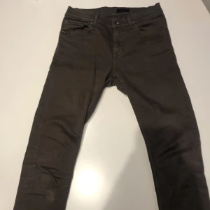 Tiger of Sweden Jeans - Bruna Jeans från Tiger of Sweden i modellen Evolve. Passformen är slim/skinny i storlek 29/32. Jeansen har en slitning precis under höger knä (kan ses på första bilden)