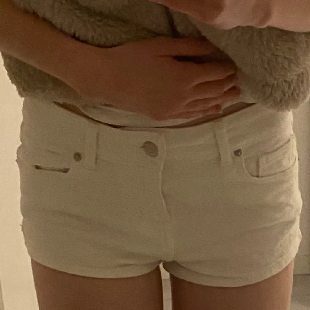 Fina och söta vita jeansshorts ifrån hm! Aldrig använda alltså nyskick✨😇. Shorts.