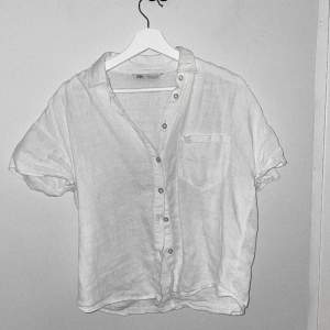 En vit skjorta i linne från Zara i storlek S 💞