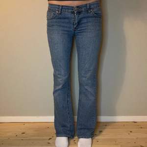 Ljusblå lågmidjade jeans   Mått: Midjemått- 37cm Innerbenslängd- 75,5 cm Ytterbenslängd- 100,5 cm