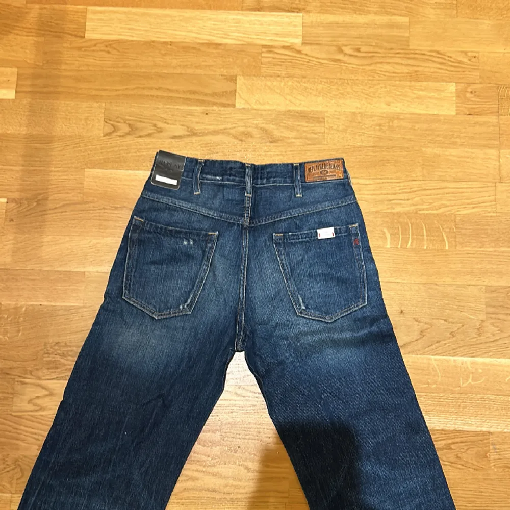 As feta replay jeans i storlek 27/34, sitter som 29/30 i midjan. Tags är kvar! Pris går att diskuteras vid snabba affär!. Jeans & Byxor.