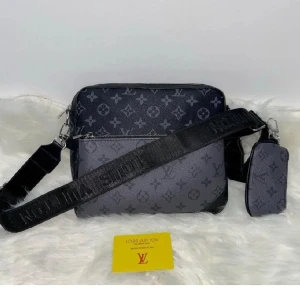 Lv Väska  - Jag säljer en äkta lv Väska som har aldrig använts kontakta mig om ni är intresserade!!!