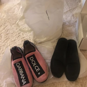 Dolce & Gabbana - Rosa Dolce & Gabbana skor strl 35. Små fläckar finns på skorna, sulorna är som nya då dom används utan sulor. Har inte testat att rengöra skorna. 