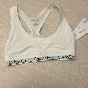 Calvin Klein bh - En bh som är helt ny aldrig använt och då inte har några skador och så vidare ny pris 350 priset nu 160 pågrund av att den är ny och säljer den pågrund av att den är förliten jag är i stolek s och den här är i stolek s