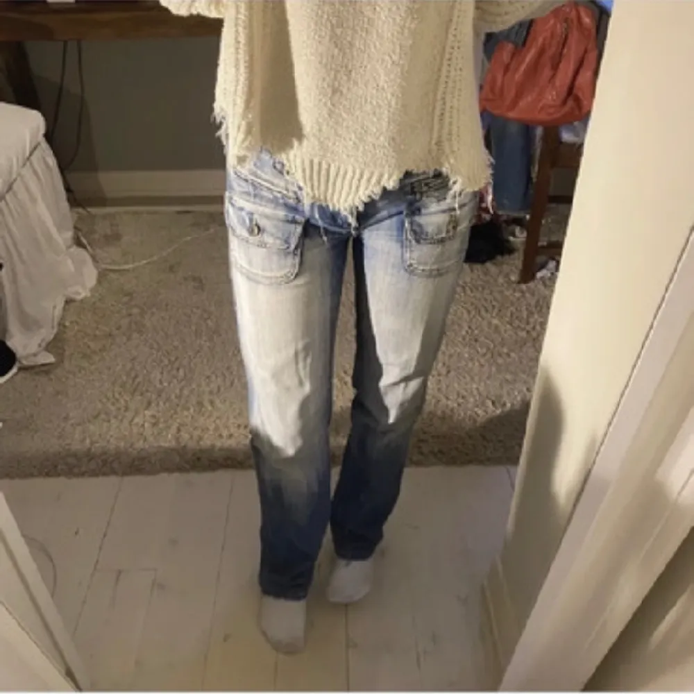 Ass snygga lågmidjade jeans med snygga detaljer! Storlek 28! Jättefint skick! Tryck gärna på köp nu!. Jeans & Byxor.