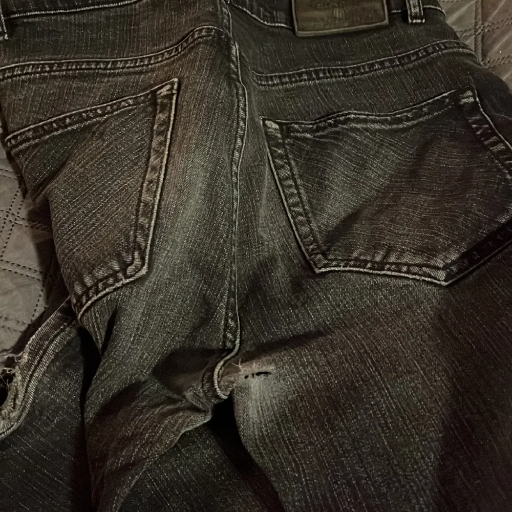 Svarta jeans från Gant i storleken W:32 L:34. Passformen är regular fit straight leg och modellen är Tyler. Bra skick förutom en litet låt där bak (se bild 3) jag är 187 cm. Bara skriva för fler bilder eller en ev fråga. . Jeans & Byxor.