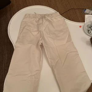 Zara Chinos - Vita Zara byxor som är använda högst 2 gånger. En baggy modell. Priset kan diskuteras. Fler bilder går att lösa.