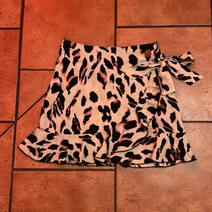 SHEIN kjol - Jättefin SHEIN kjol storlek xs  75kr