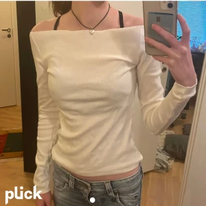 Vit off shoulder tröja  - Säljer denna tröjan som jag har klippt off shoulder själv. OBS, kan vara lite ojämn på vissa ställen då det som sagt var jag som klippte den själv. 