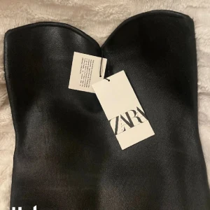 Tube topp Zara - Säljer denna helt oanvända skinn toppen från Zara 😍 