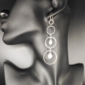 Handgjorda örhängen  - Min mamma tillverkar och designar egna smycken.  7.5 cm.