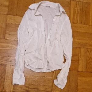 Vit skjorta - Enkel vit skjorta från Gina Tricot. Okej att komma med egna bud. Katt i hemmet. 